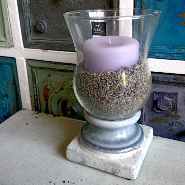 decorating-ideas-glass candle holders lavender-seeds-purple-pillar-candle