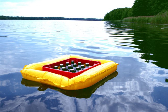 https://diy-enthusiasts.com/wp-content/uploads/2013/05/fun-picnic-ideas-swimming-accessories-keeping-beer-cool-lake.jpg