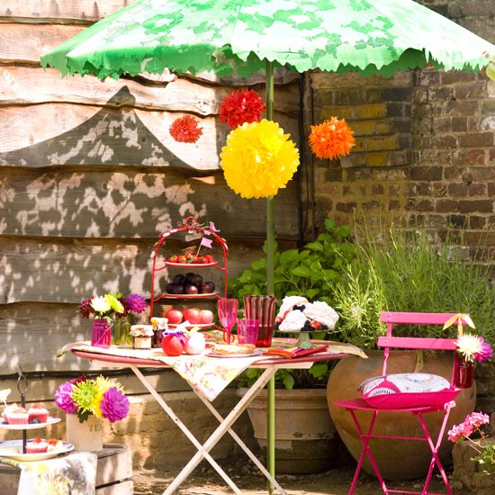 Summer garden party: Table decorating ideas in exotic colors