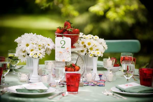 Summer garden party theme – Table decorating ideas with strawberries