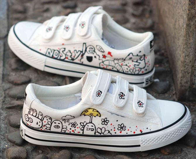 DIY shoes ideas - Hand painted sneakers with black kitten silhouettes