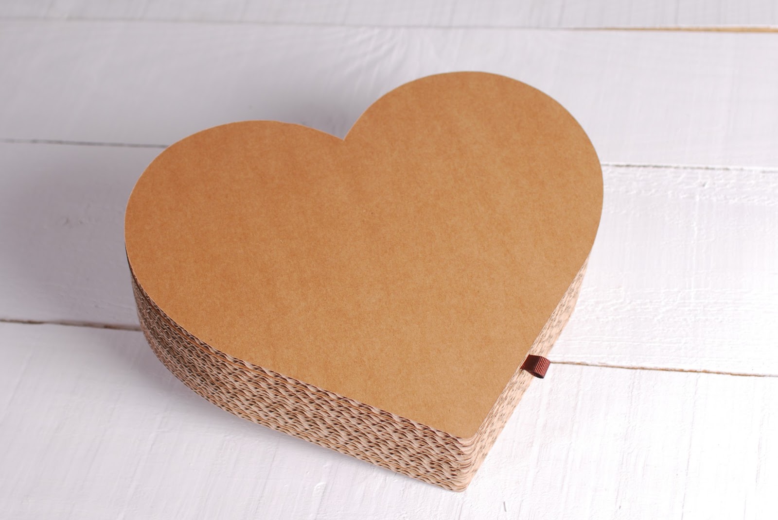 Gift-wrapping-ideas-cardboard-heart-box-homemade-craft 