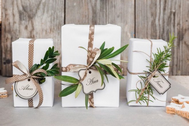 Minimal Green Holiday Gift Wrap