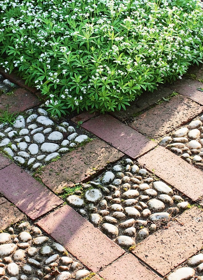 How to make natural pebble mosaic and stepping stones for your garden