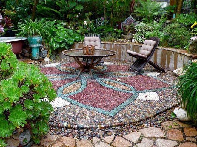 pebble mosaic patio -red-flower-river-stone-ornaments-patio-decoration