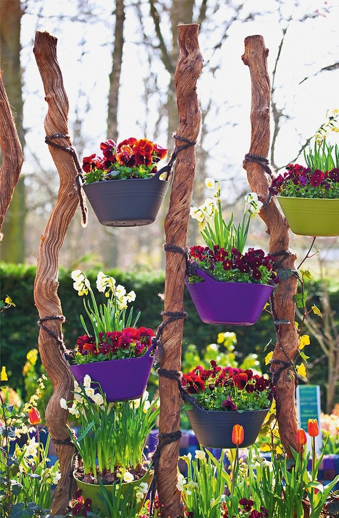 https://diy-enthusiasts.com/wp-content/uploads/2017/08/homemade-garden-decorations-diy-landscaping-vertical-flower-pots-garden-planters.jpg