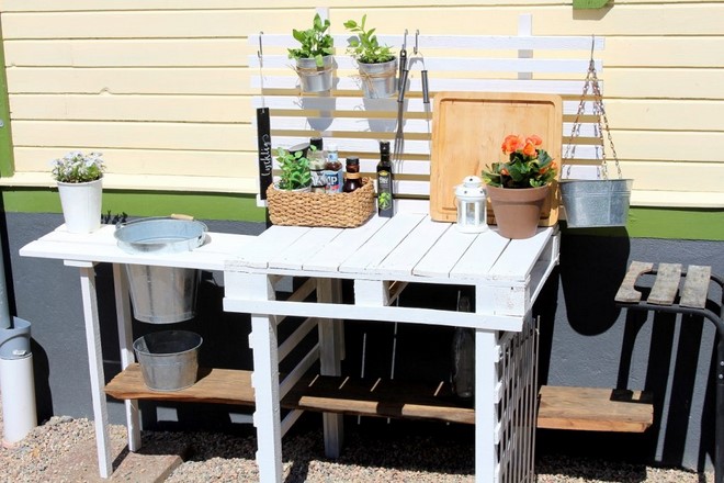 A simple DIY outdoor kitchen with pallets