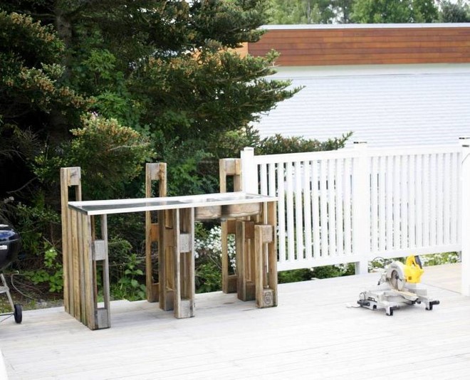 A simple DIY outdoor kitchen with pallets