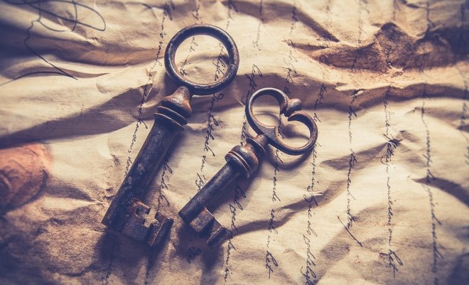 https://diy-enthusiasts.com/wp-content/uploads/2018/09/old-vintage-keys-decorative-handles-upcycling.jpg